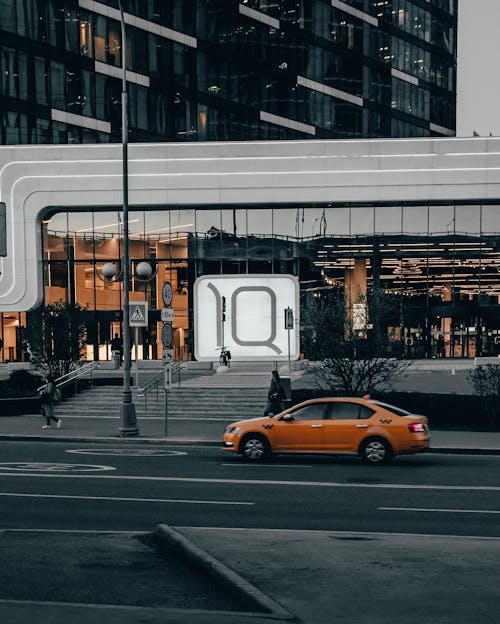 Foto profissional grátis de carro laranja, cidade, Construção moderna