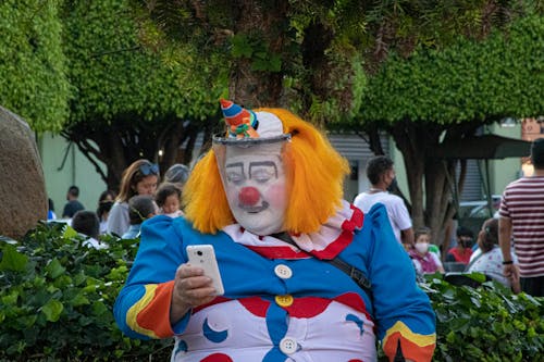 Kostnadsfri bild av clown, folk pratar, mobiltelefoner