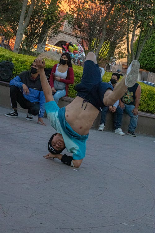 Kostnadsfri bild av folk dansar, offentliga torget, street dance