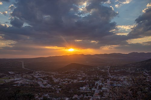 Kostnadsfri bild av atardecer, by, klar sol