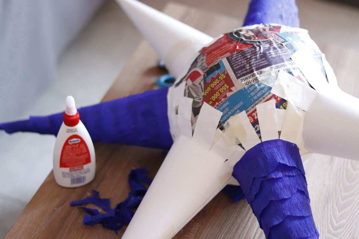 Elaboración artesanal de una piñata colorida