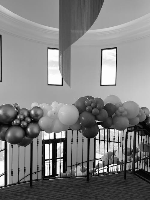 Kostenlos Kostenloses Stock Foto zu ballons, gebäude, schwarz und weiß Stock-Foto