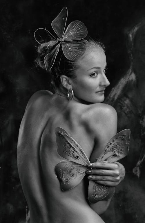 Free Grayscale Photo of a Nude Woman with a Butterfly on her Head Stock Photo