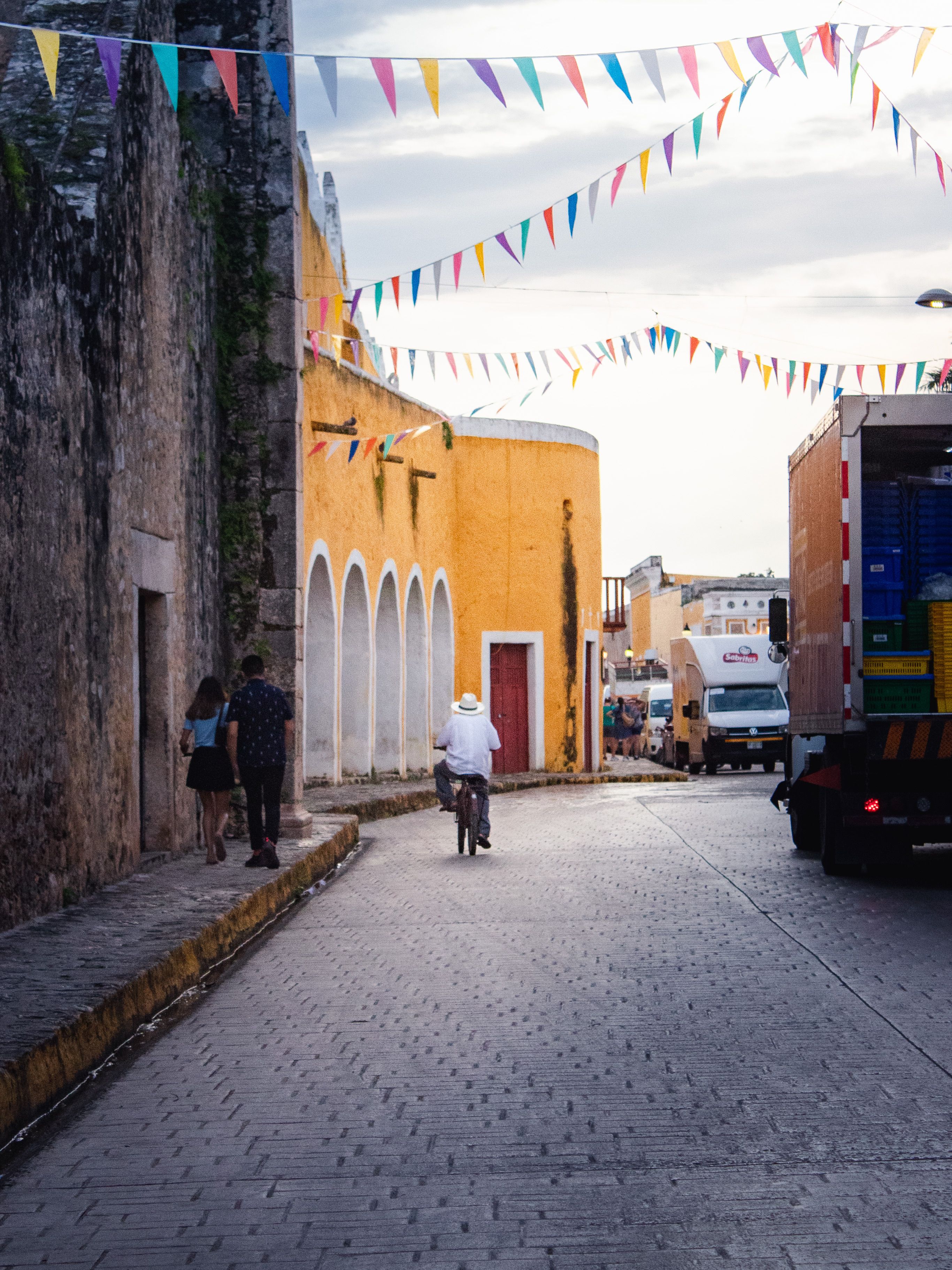 Rue colorée de Valladolid dans le Yucatán au Mexique, avec commerces de quartier où acheter une carte SIM