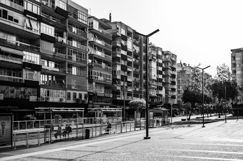 Безкоштовне стокове фото на тему «будівлі, відтінки сірого, зона метрополітену»