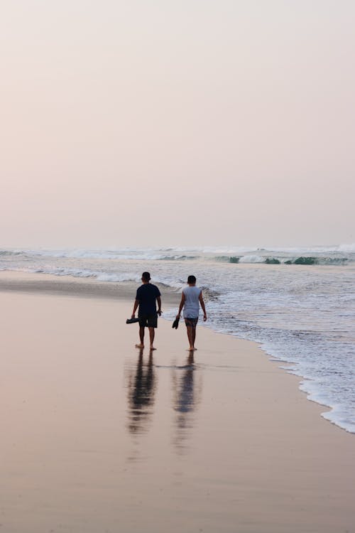 Foto profissional grátis de à beira-mar, andando, beira-mar