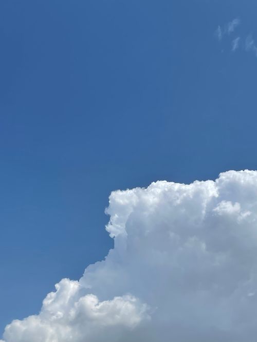 Free Fluffy cumulus clouds against a deep blue sky on a clear day, offering a serene view. Stock Photo