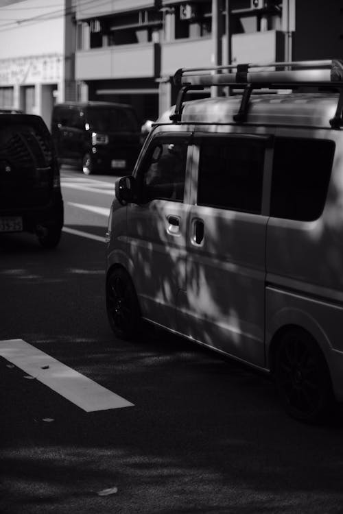 Darmowe zdjęcie z galerii z czarno-biały, furgonetka, minivan