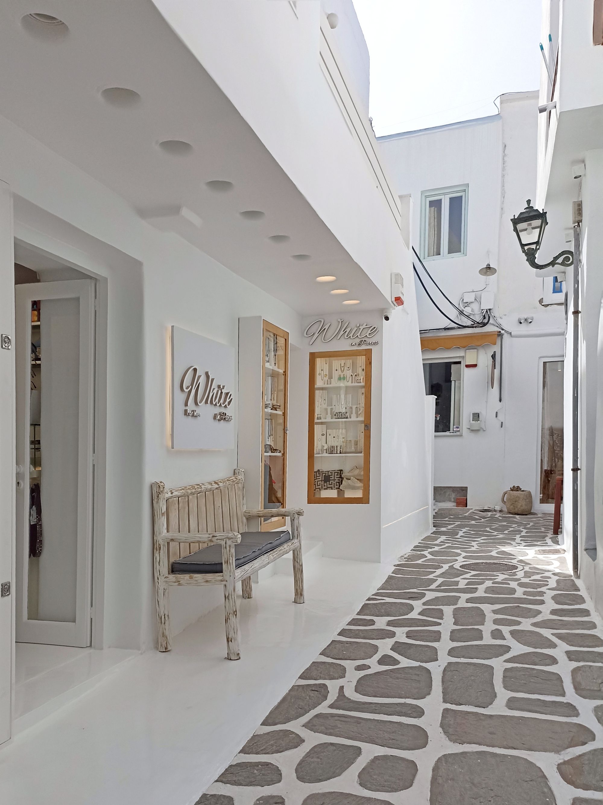 Ruelle blanche et maisons traditionnelles à Mykonos
