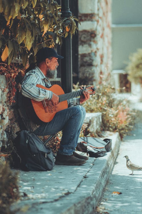 Foto profissional grátis de artista de rua, bolsa preta, cantor