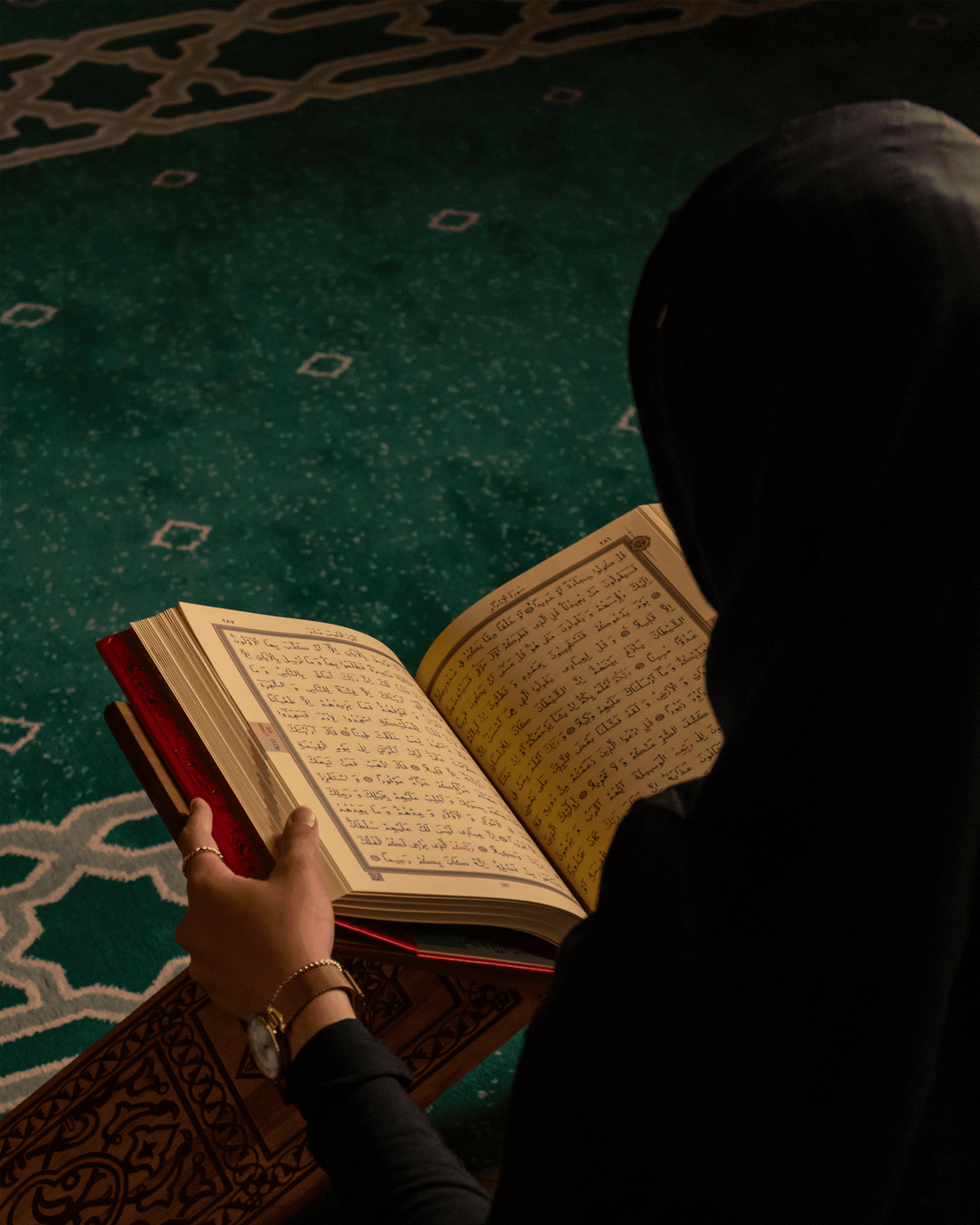 فضای آرام آموزش و تلاوت قرآن