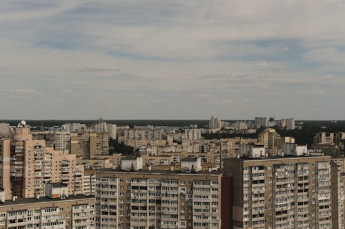 Základová fotografie zdarma na téma architektura, bílé mraky, budovy