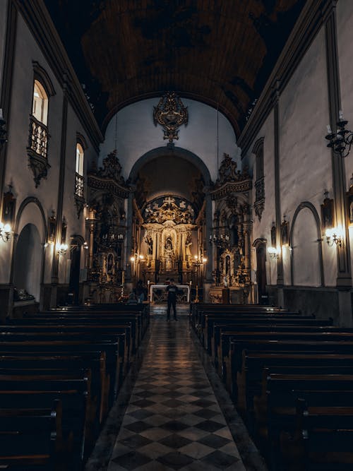 Kostnadsfri bild av altare, bänkar, guld