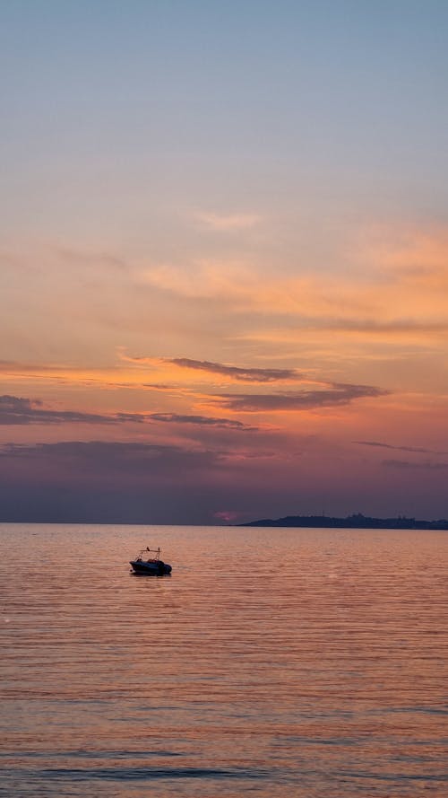 Darmowe zdjęcie z galerii z łódź, morze, pejzaż morski