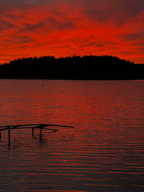 Fotobanka s bezplatnými fotkami na tému červená, jazero, mraky