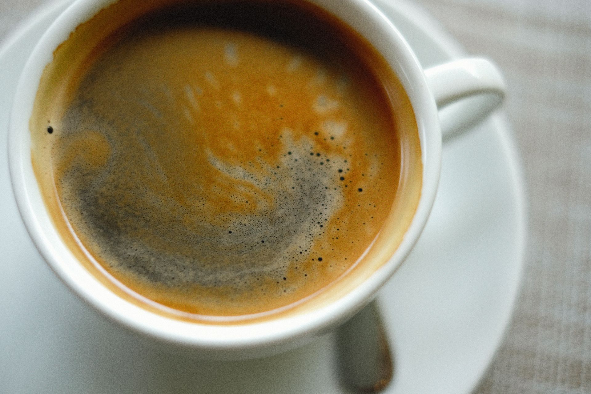Una taza de café sobre una mesa