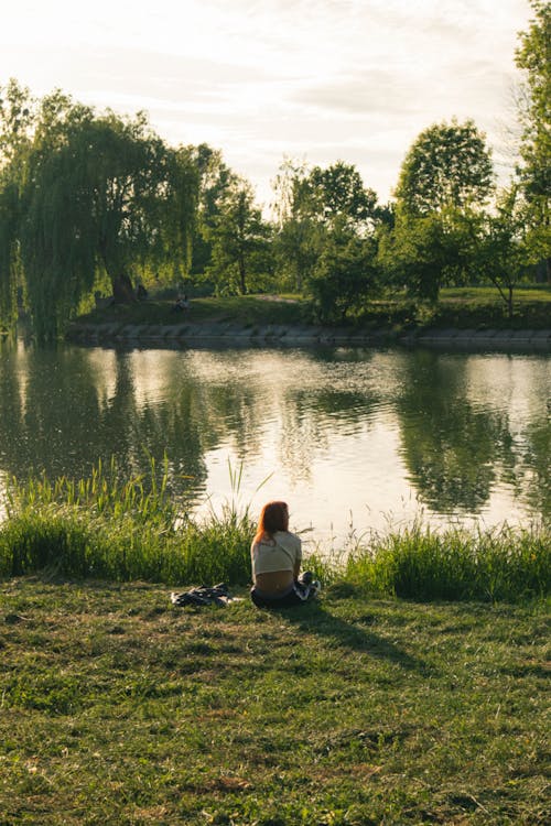 Kostenloses Stock Foto zu ausruhen, fluss, frau