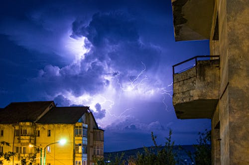 Darmowe zdjęcie z galerii z budynki, burza z piorunami, niebo