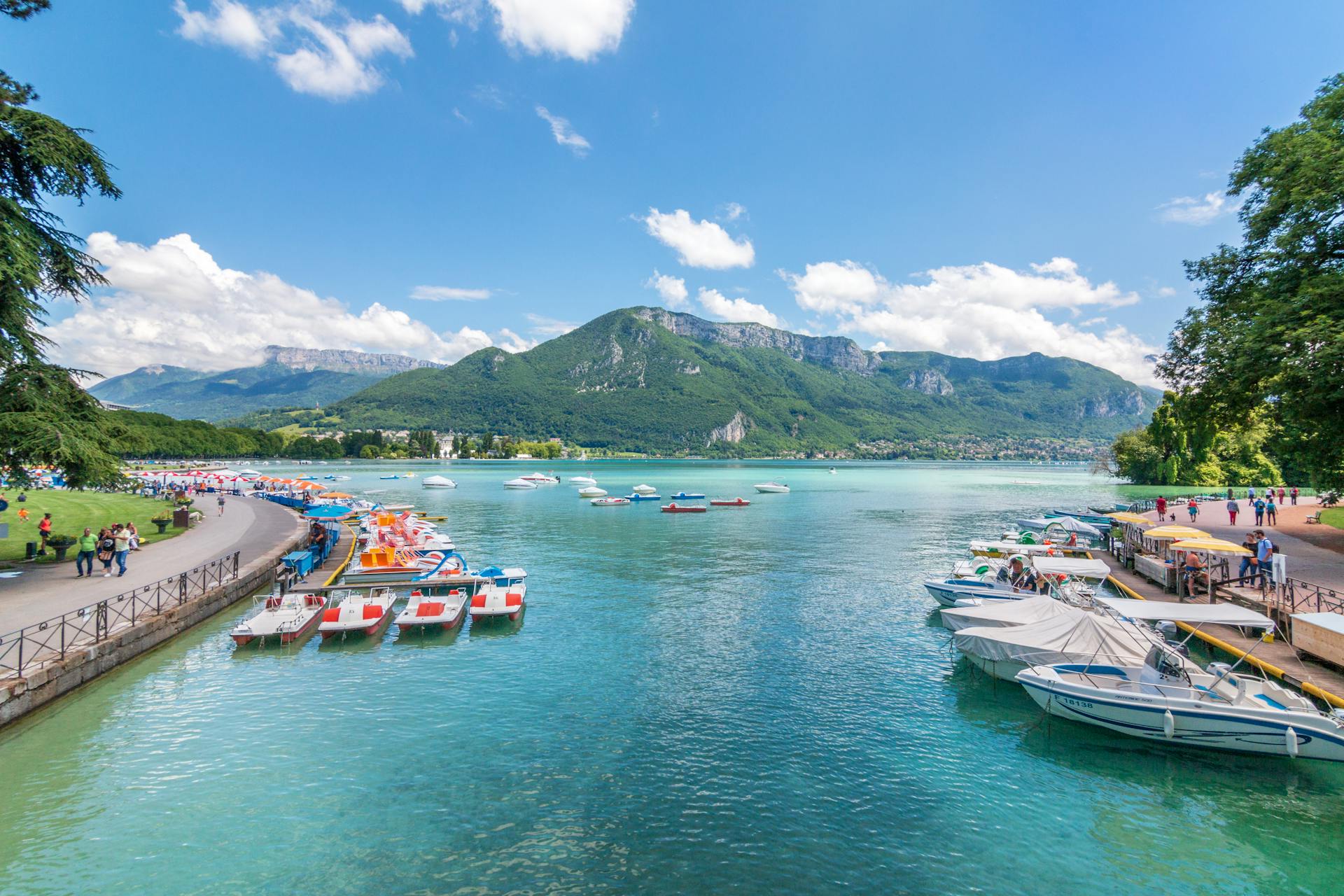 Bateaux sur un quai près d'un lac et de montagnes