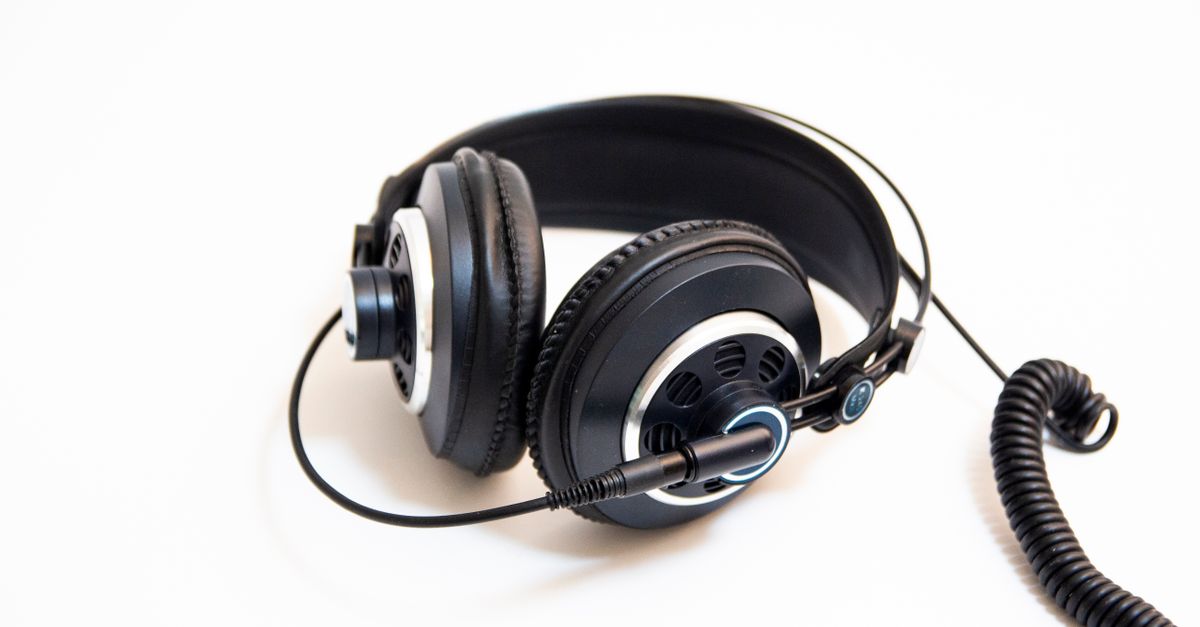 Open-back headphones vs closed-back headphones comparison with audio quality difference visualization
