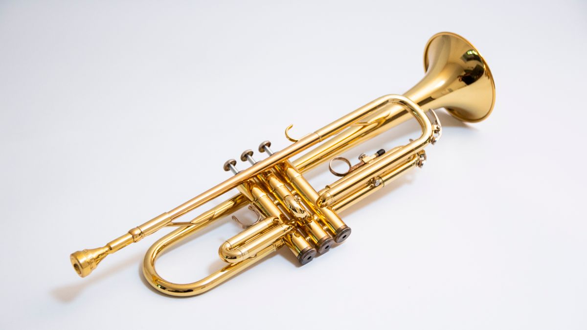金管楽器を演奏する人(イメージ)