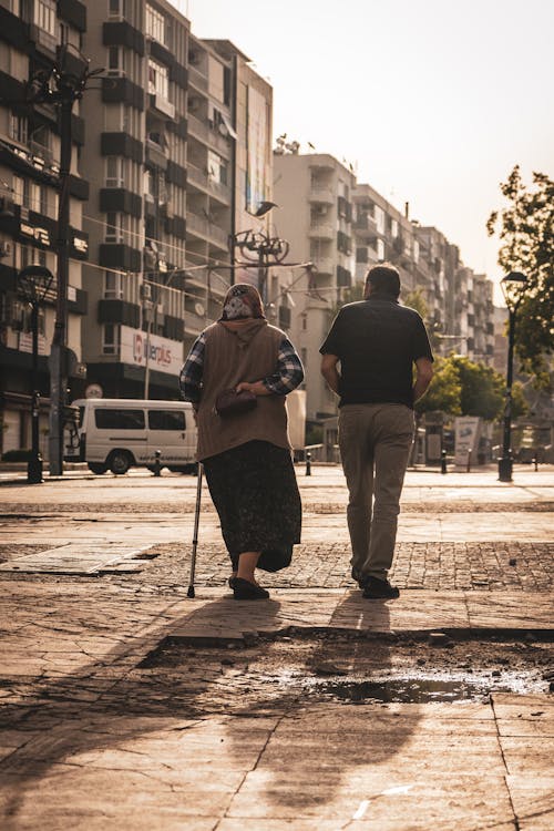 Foto stok gratis berjalan, berumur, kaum wanita