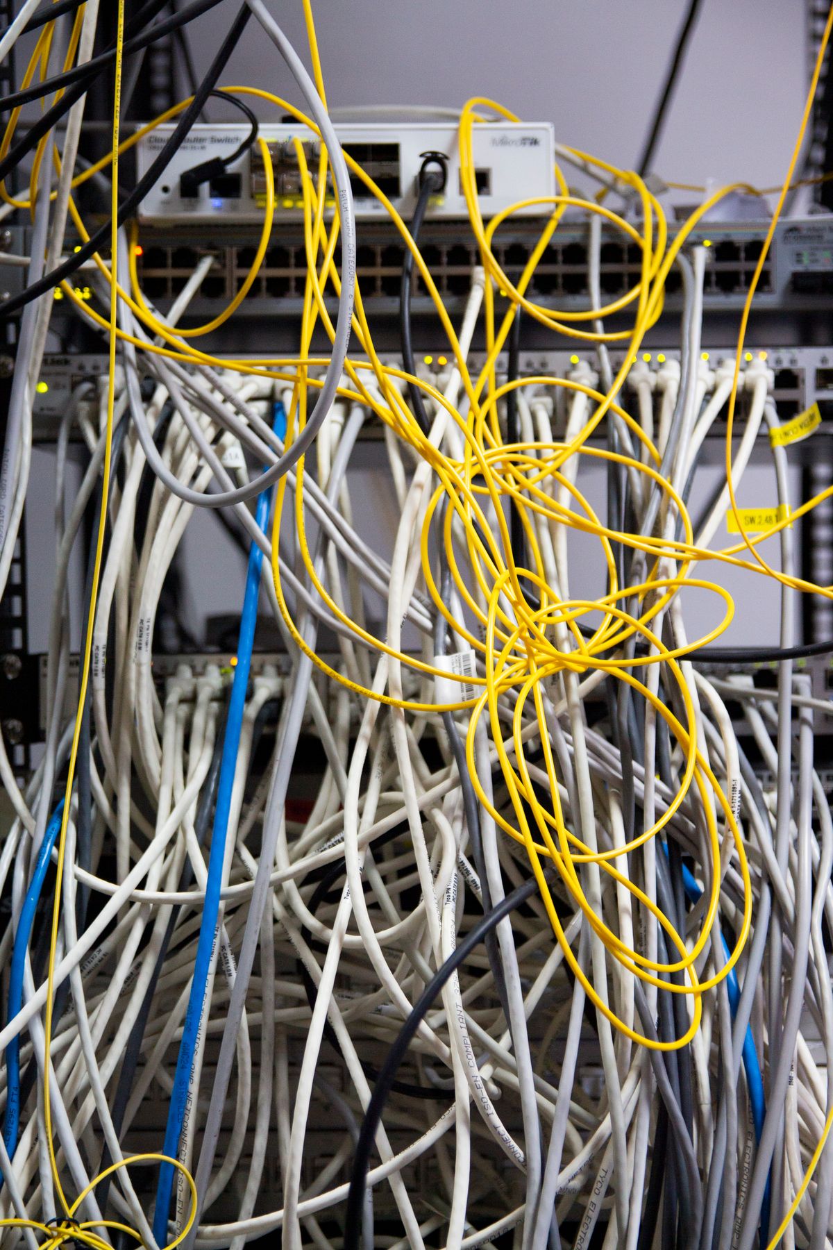 束ねられたネットワークケーブルのクローズアップ