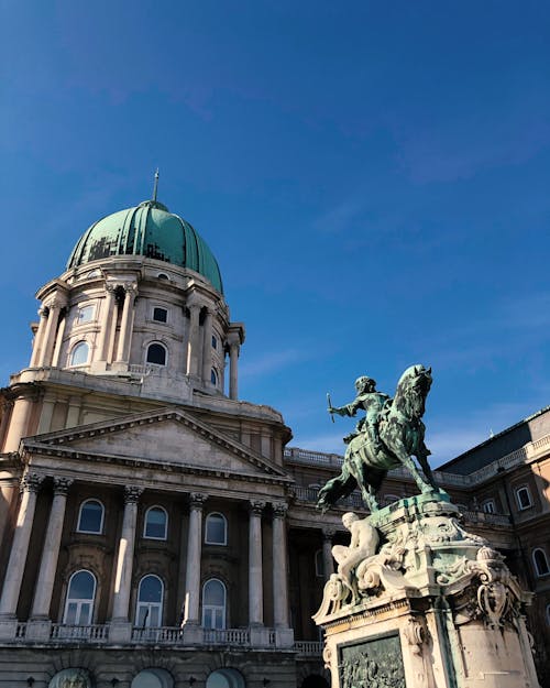 Darmowe zdjęcie z galerii z architektura, błękitne niebo, historyczny budynek