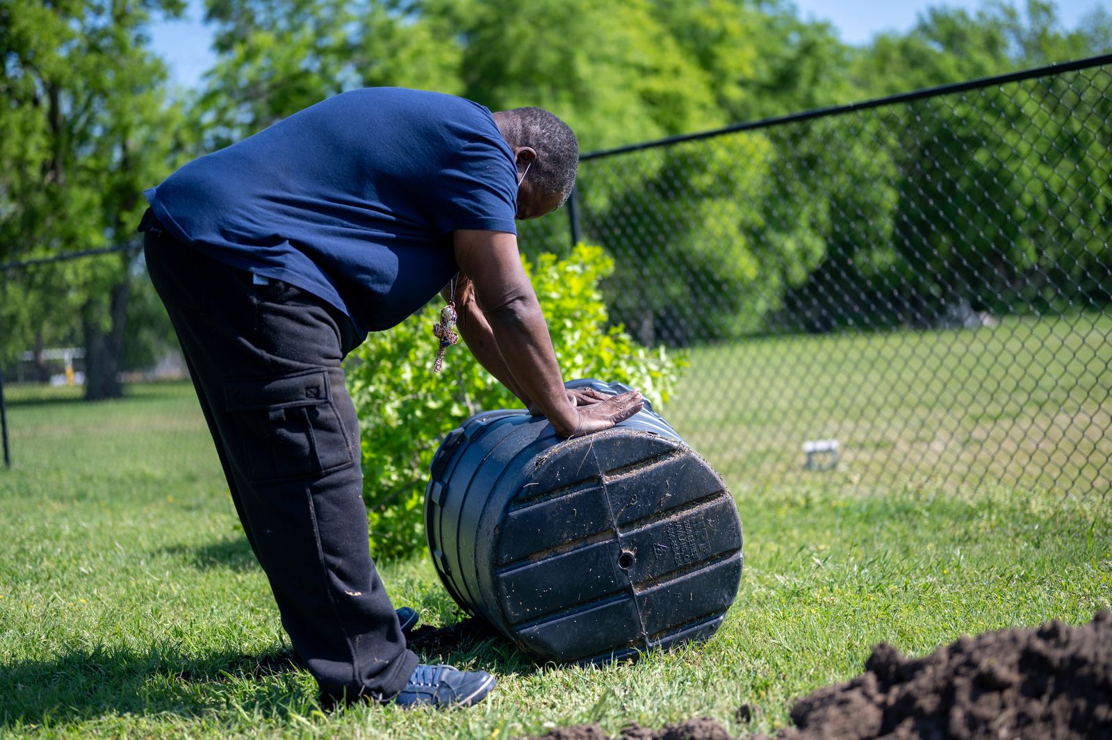 Composteur en bois extérieur dans un jardin avec déchets organiques