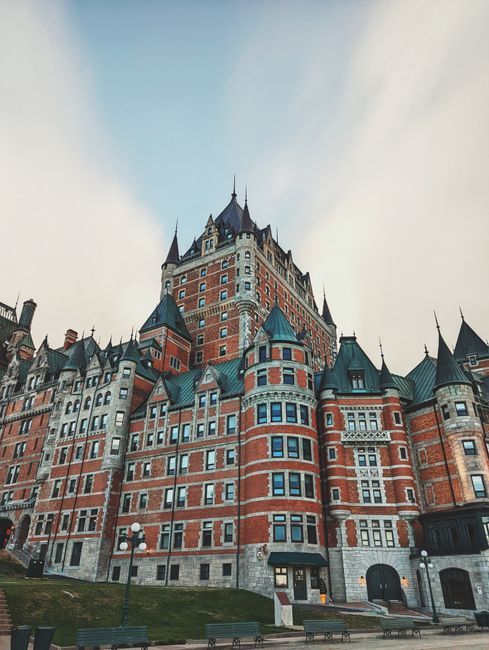 Explore the Château Frontenac, a stunning Gothic revival hotel and landmark in Québec, Canada.