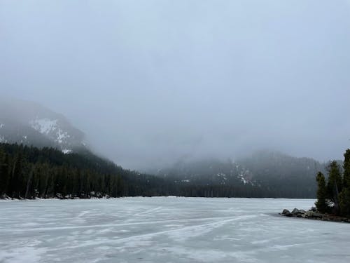 bulutlu gün, dağ gölü, kayalık Dağlar içeren Ücretsiz stok fotoğraf