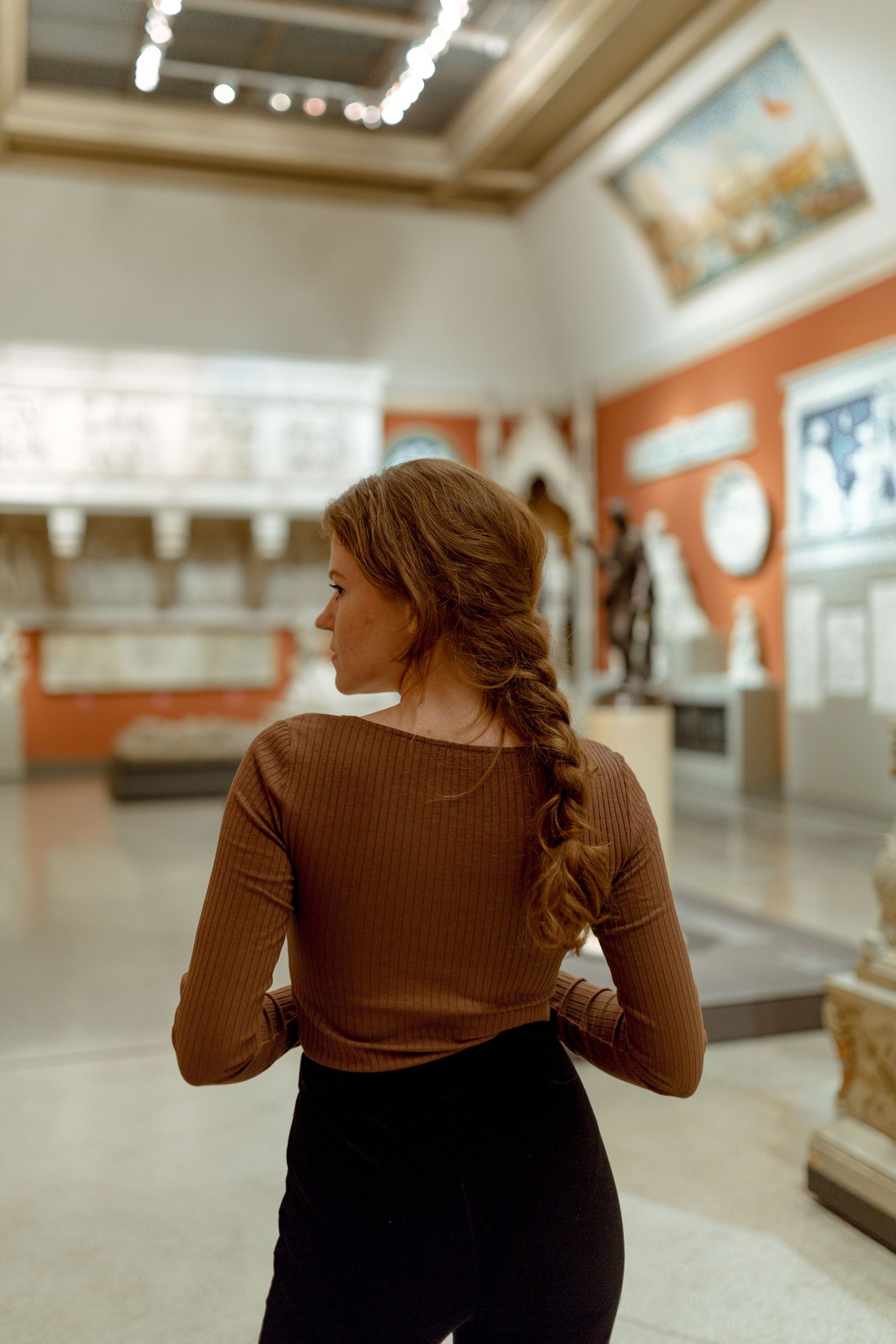 Jeune femme visitant une galerie d'art