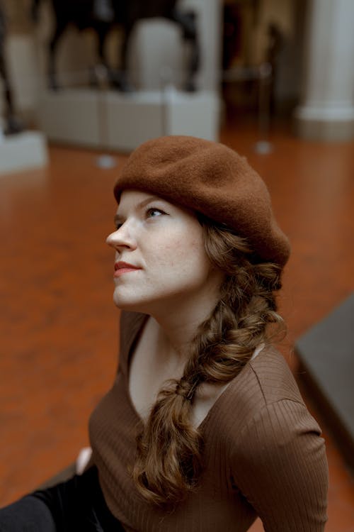 Kostnadsfri bild av brunt hår, hatt, kvinna