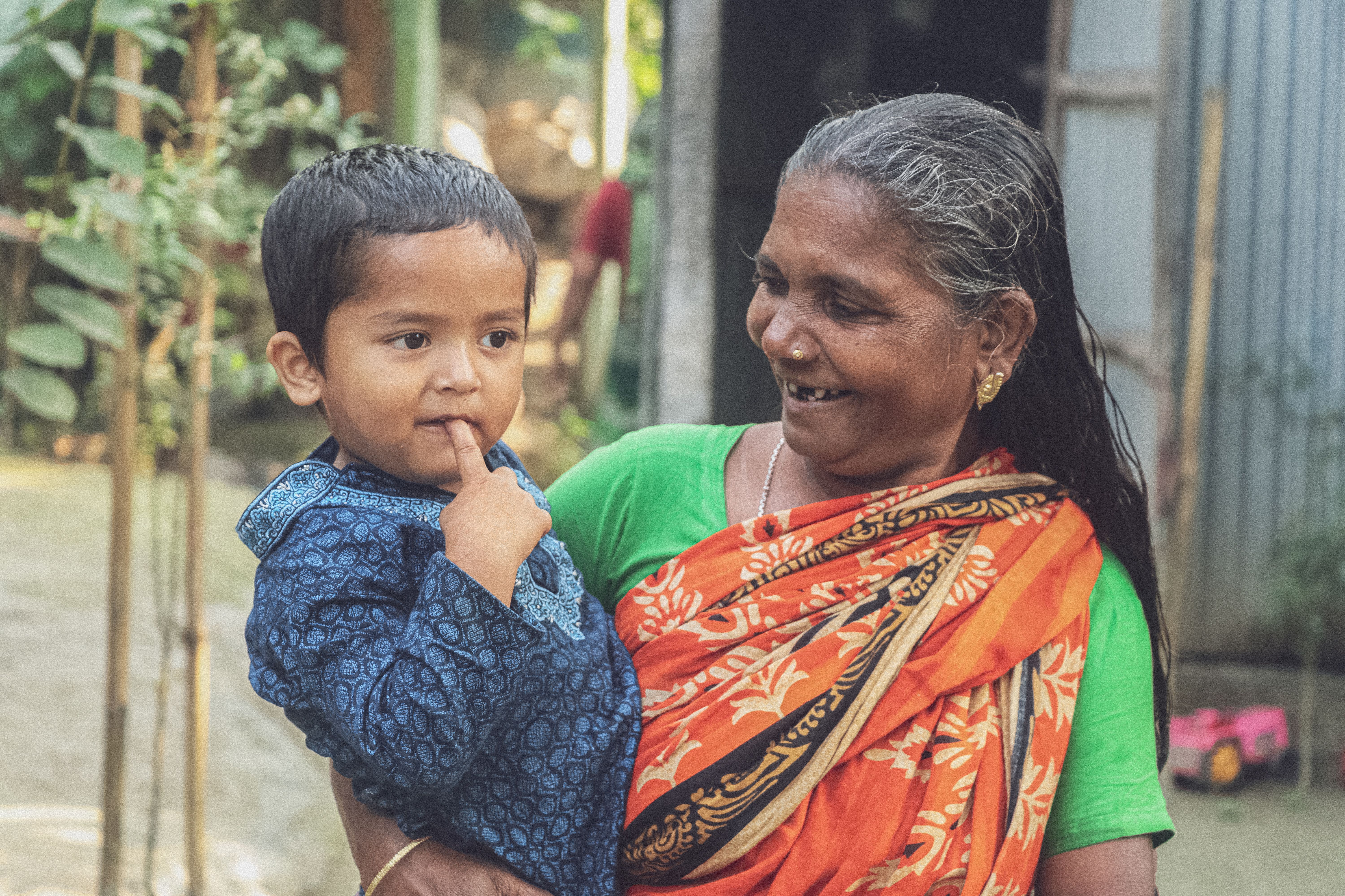 প্রবাসী আয়ের মাধ্যমে পরিবারের নগদ টাকা গ্রহণের দৃশ্য