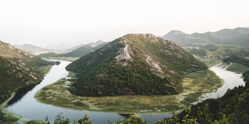 Las montañas que rodean el lago Skadar