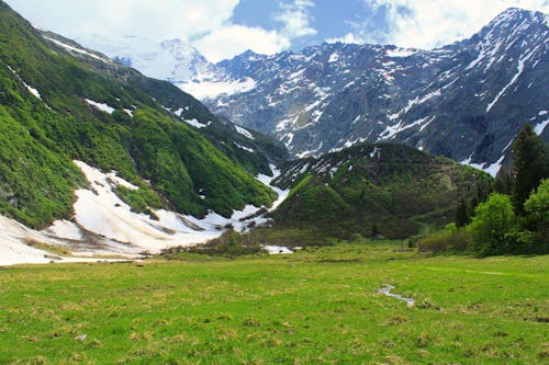 Бесплатное стоковое фото с гора, долина, заснеженные горы