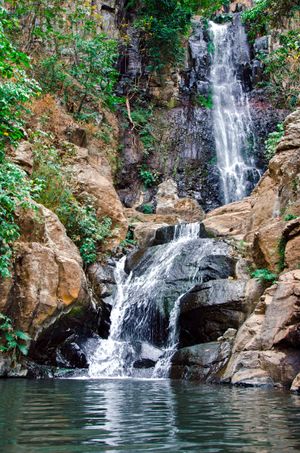 Waterfall falling through green rock, photo by Leslie del Moral on Pexels