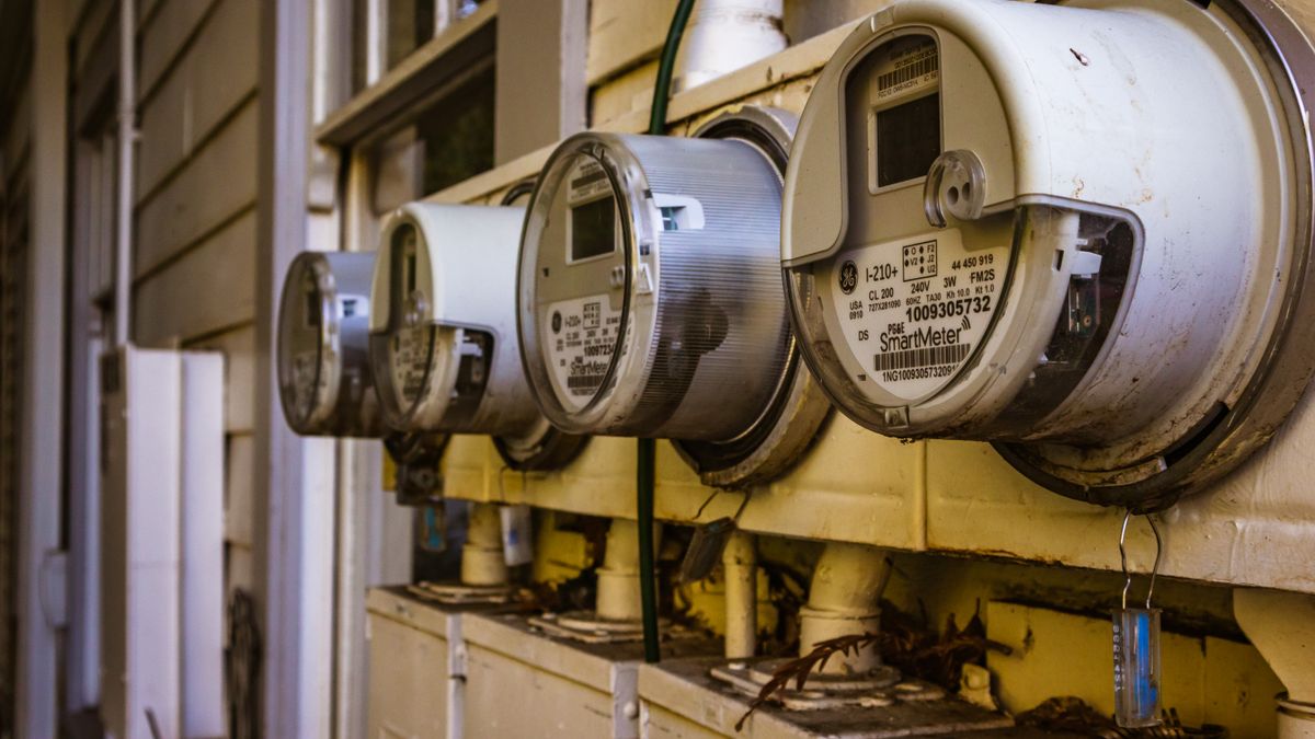建物の外壁に並んだ電気メーター