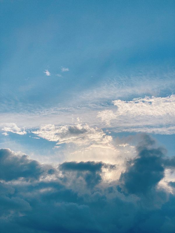 Formações de nuvens cativantes contra um céu azul vibrante em um dia claro.