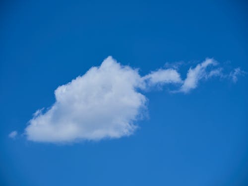 Kostenloses Stock Foto zu atmosphäre, blauer himmel, flaumig