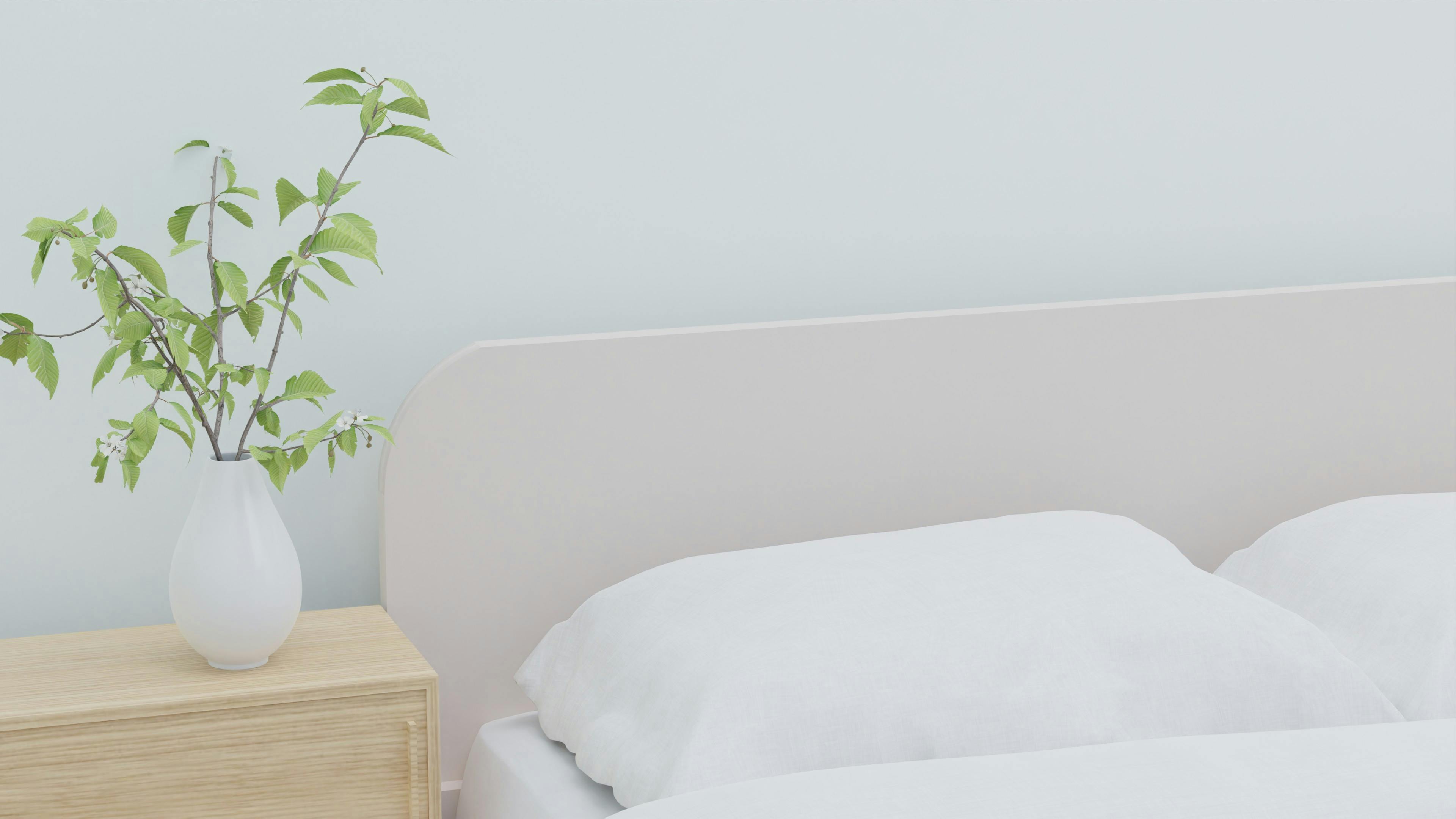 Minimalistisches Schlafzimmer mit Nachttisch, befestigter Steckdosenleiste und kurzer USB-C-Kabelführung in Weiß