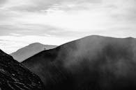 黎明时分，薄雾笼罩着印度尼西亚东爪哇岛萨沃雄伟山脉的黑白风景