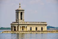 诺曼顿教堂是英国拉特兰水域的历史地标，景色优美