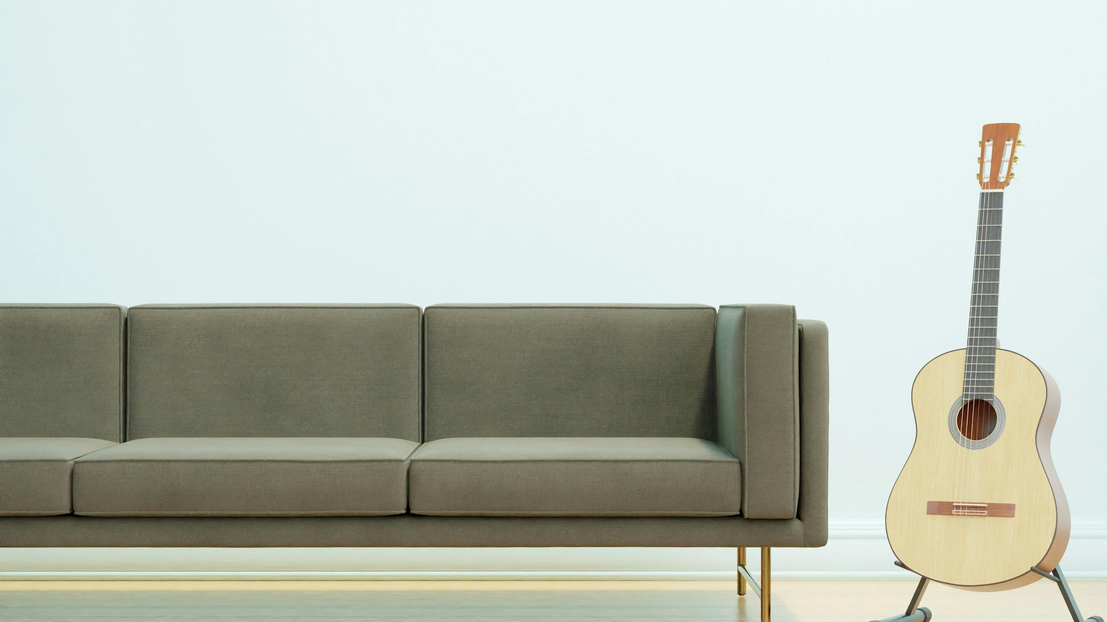 Jasny salon skandynawski z beżowym tapczanem, miękkimi podłokietnikami i wolnym przejściem przy stoliku