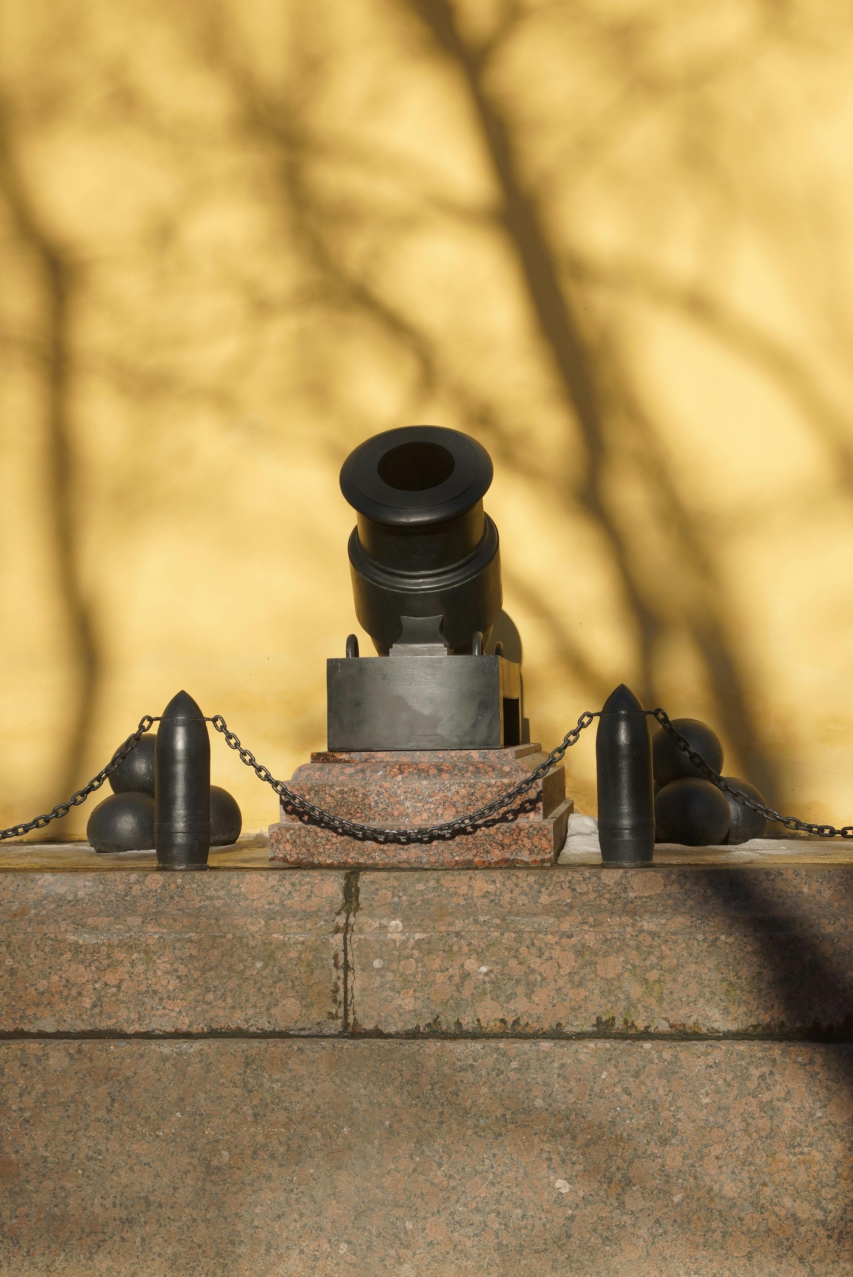 Cannon and Cannonballs Statue · Free Stock Photo