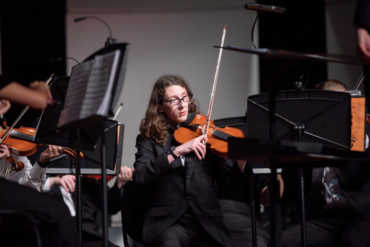 Violonista pe scena, in lumina reflectorului
