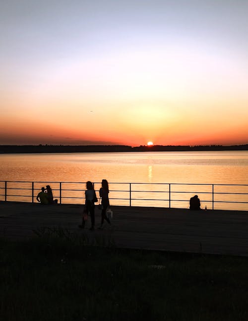 Foto d'estoc gratuïta de caminant, capvespre, claror crepuscular