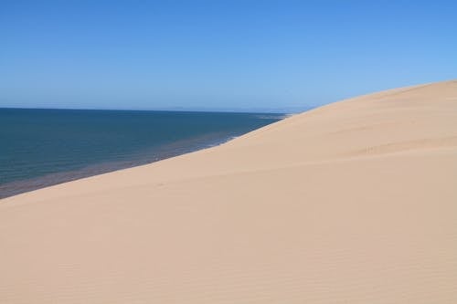 Fotos de stock gratuitas de arena, cielo limpio, costa