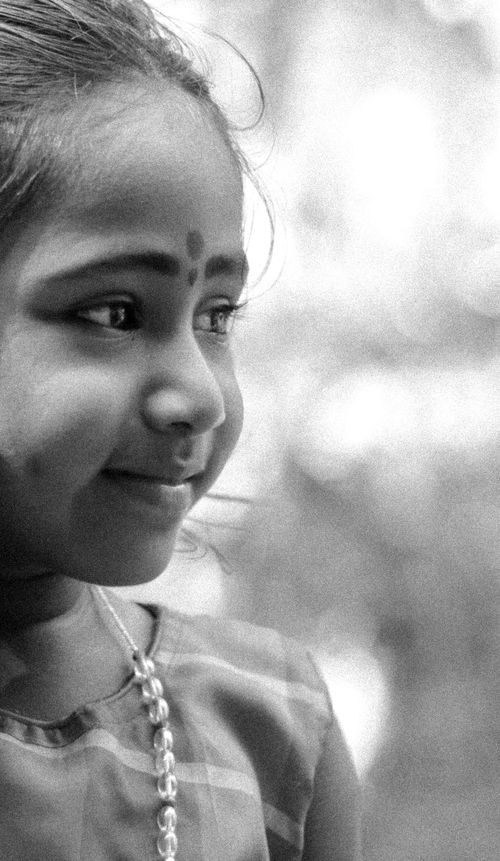 Free Black and white portrait of a smiling young girl with a traditional bindi. Stock Photo
