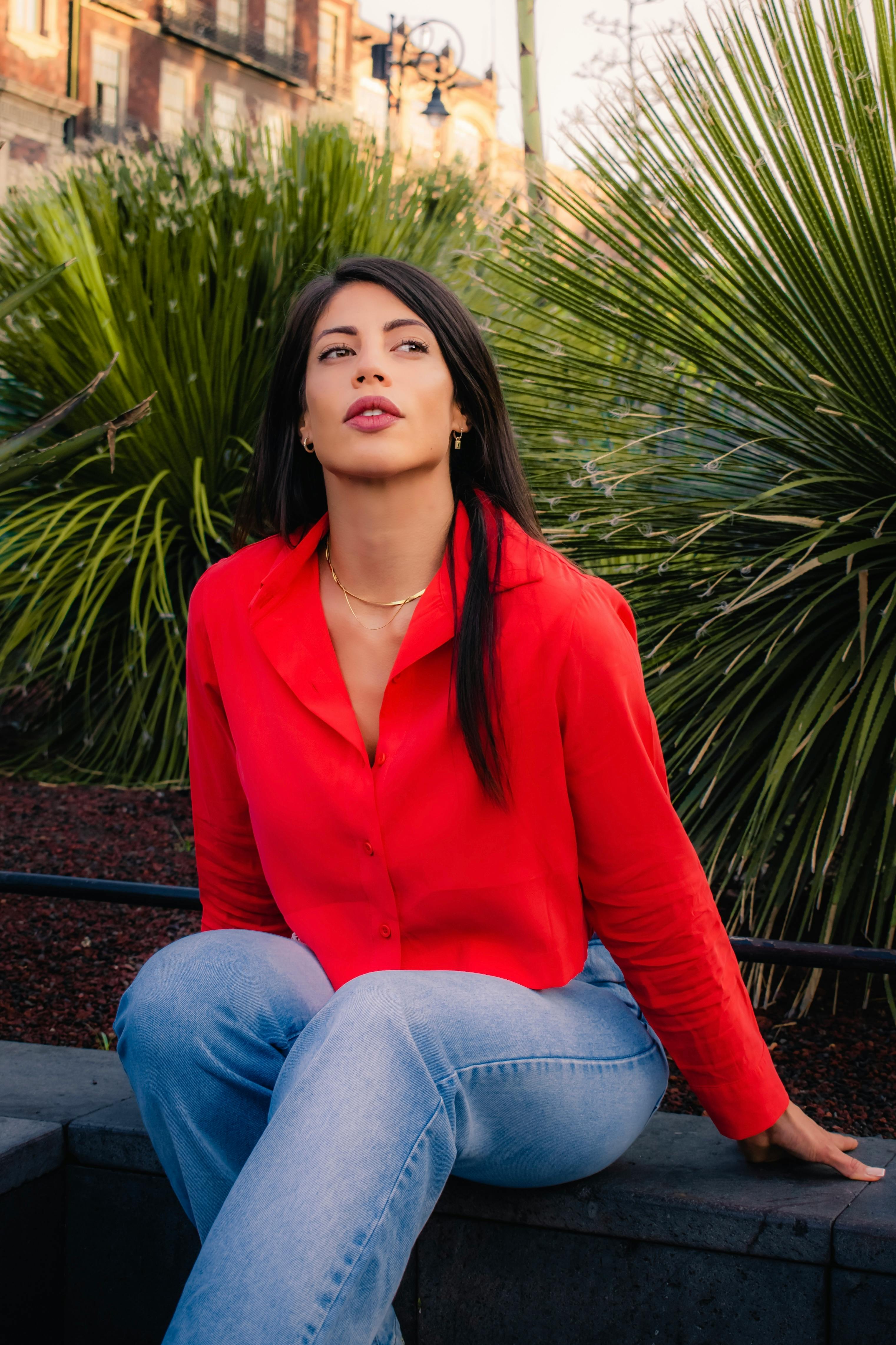 bezplatná Základová fotografie zdarma na téma asiatka, červené dlouhé rukávy, denimové džíny Základová fotografie